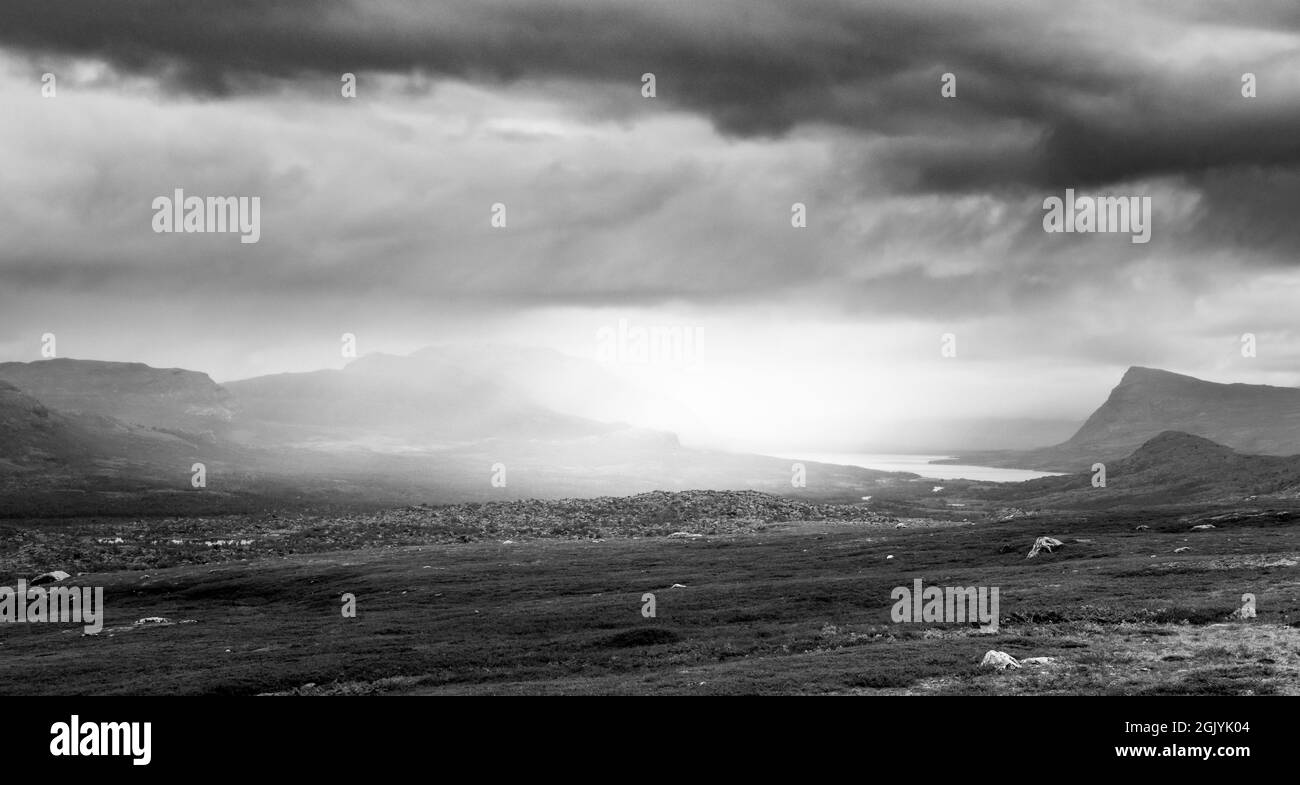 Schwarz-Weiß-Bild der arktischen Landschaft bei extrem rauem Wetter im Stora Sjofallet Nationalpark, Schwedisch Lappland. Starker Regen und dramatische Stockfoto