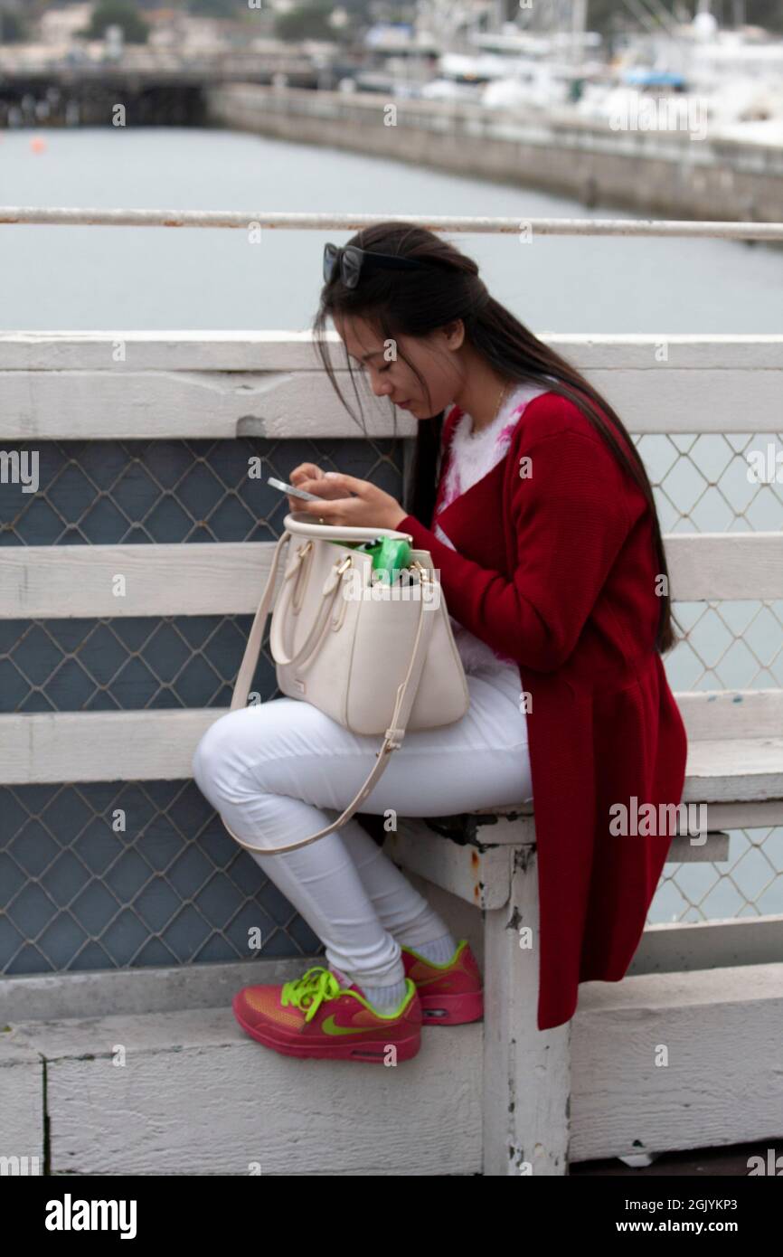 Vietnamesische College-Studenten schreiben während sie den Kai in Monterey, CA besuchen Stockfoto