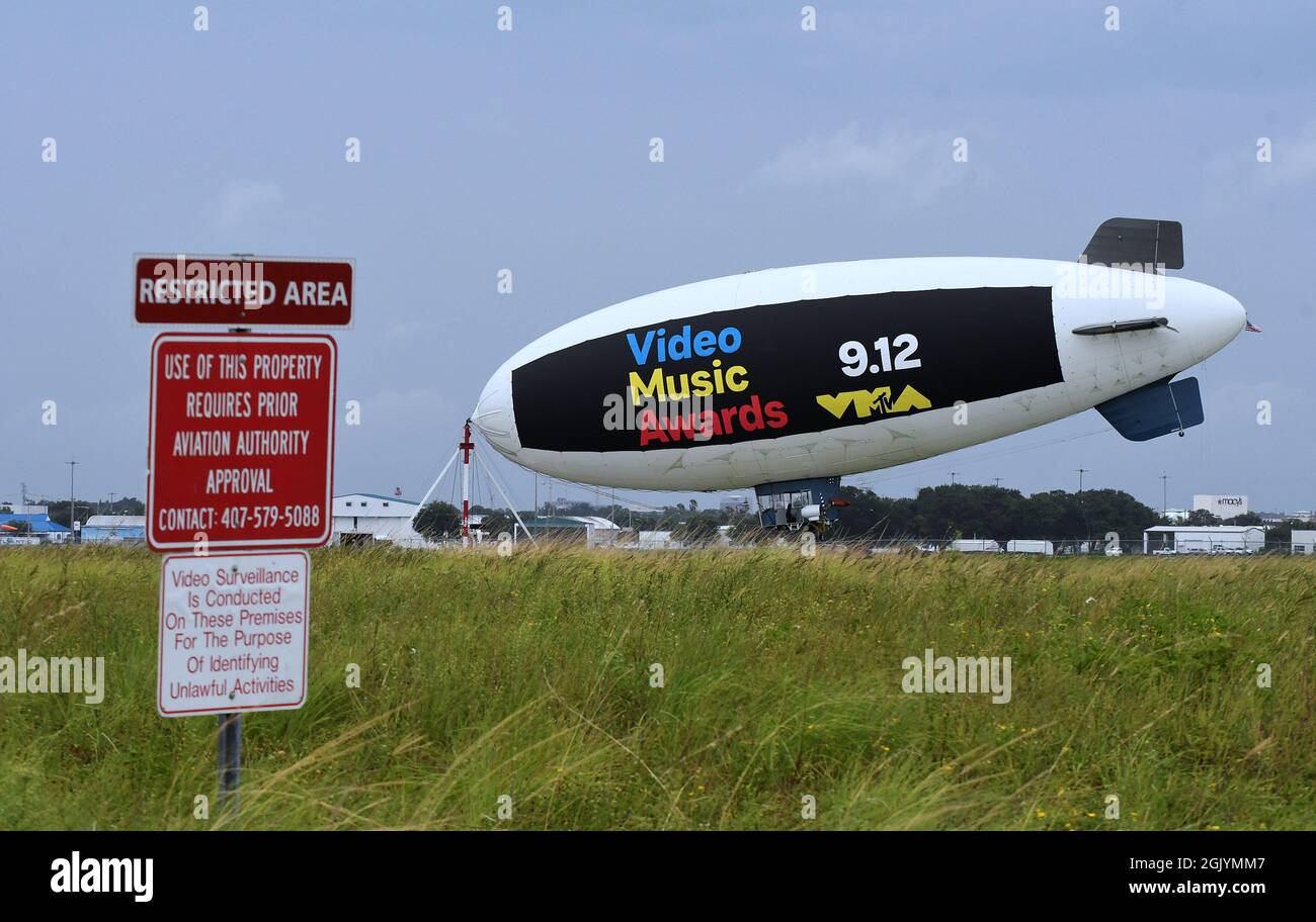 Orlando, Usa. September 2021. Ein Blimp für die MTV Video Music Awards 2021 wird am Orlando Executive Airport gezeigt. Die jährliche Preisverleihung, die 1984 begann, findet in diesem Jahr am 12. September 2021 in Brooklyn, New York, statt. (Foto von Paul Hennessy/SOPA Images/Sipa USA) Quelle: SIPA USA/Alamy Live News Stockfoto