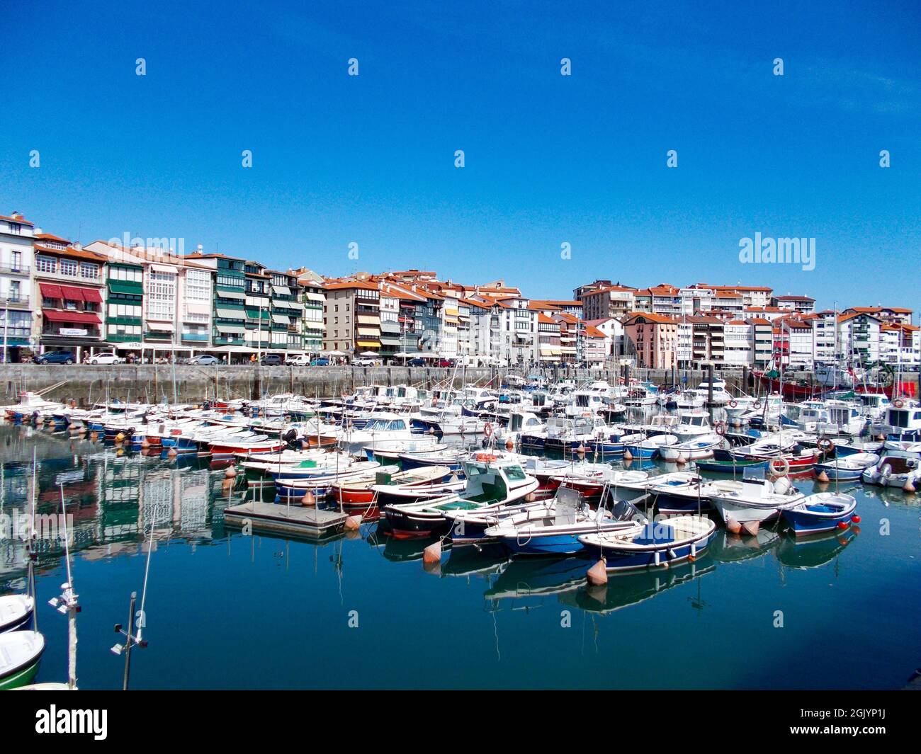 Hafen und Strand der Gemeinde Lekeitio-Lequeitio, im Baskenland, nördlich von Spanien. Das Hotel liegt direkt am Kantabrischen Meer. Europa. Stockfoto