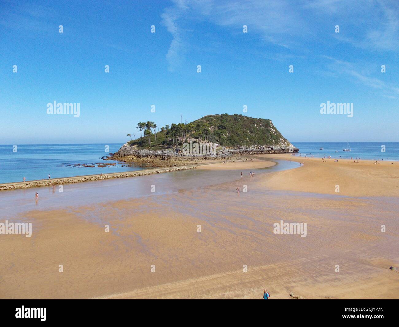 Hafen und Strand der Gemeinde Lekeitio-Lequeitio, im Baskenland, nördlich von Spanien. Das Hotel liegt direkt am Kantabrischen Meer. Europa. Stockfoto