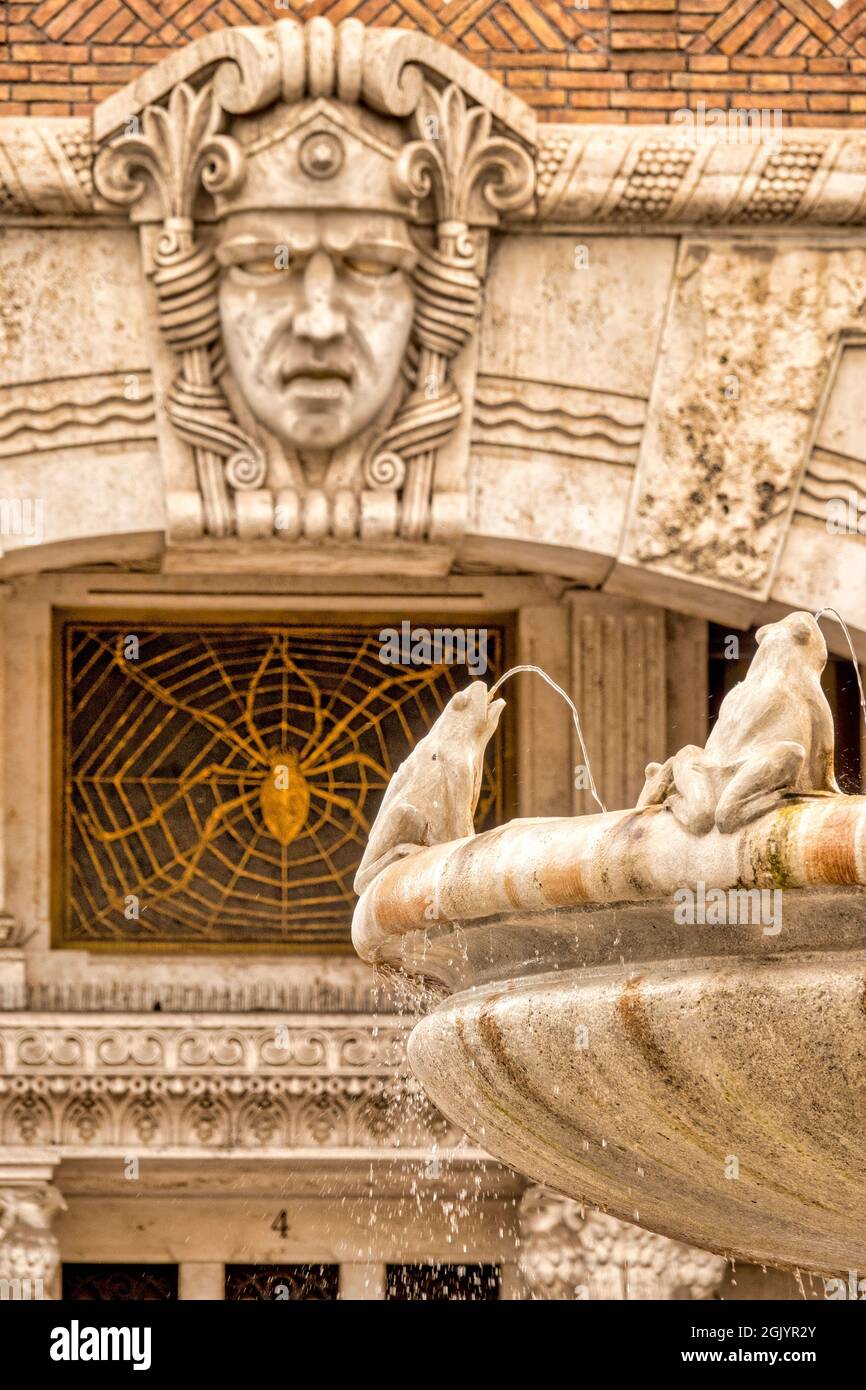 Fontana delle Rane und der Palazzo del Ragno im Quartiere Coppedè, Rom, Italien Stockfoto