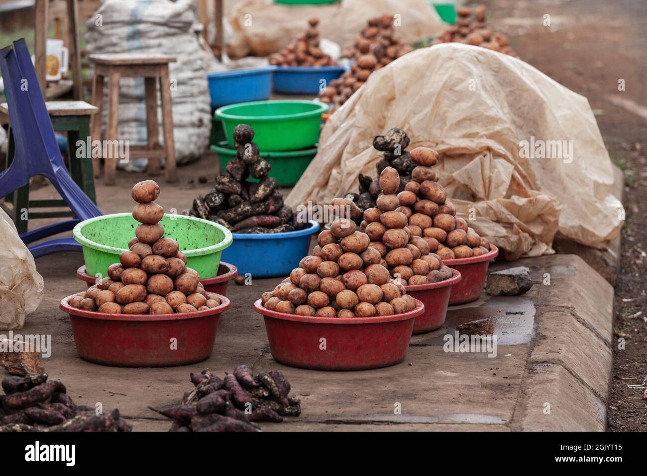 Haufen Kartoffeln auf einem lokalen Markt in Uganda Stockfoto