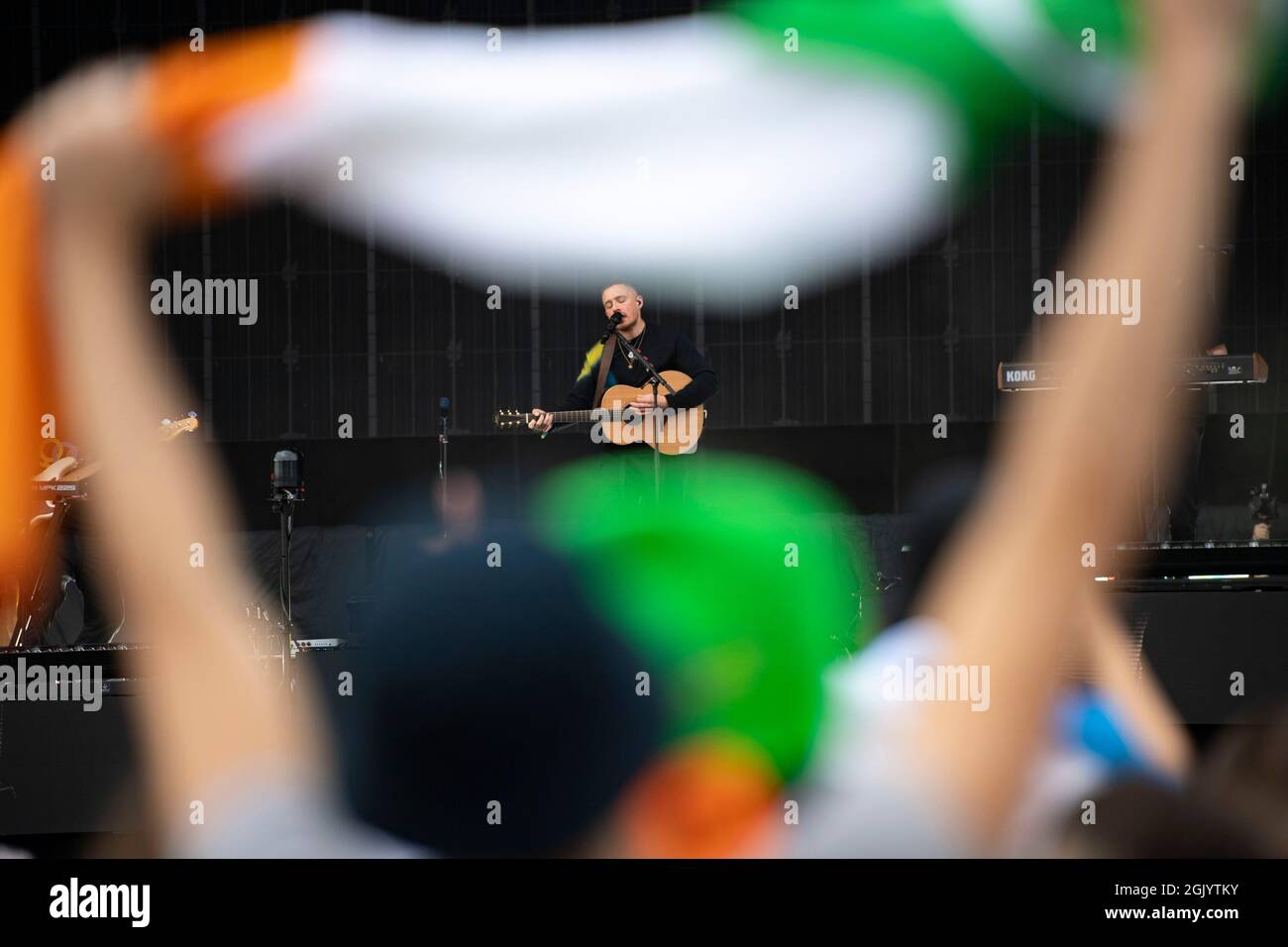 Glasgow, Großbritannien. September 2021. IM BILD: Eine Person, die in der Menge Dermot Kennedy die irische Flagge aufhebt, tritt auf der Hauptbühne auf. Dermot Kennedy spielt auf der Hauptbühne vor einem vollgepackten Publikum im Glasgow Green auf der TRNSMT 2021. Quelle: Colin Fisher/Alamy Live News Stockfoto