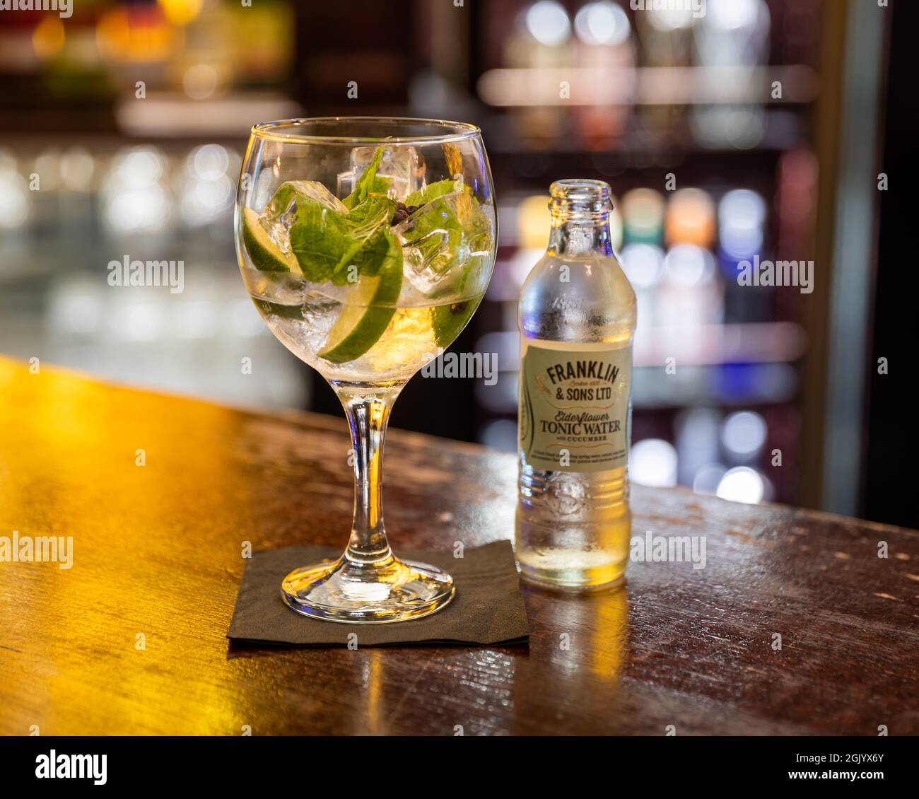 Gin & Elderflower Tonic an der Copper Bar im Penventon Park Hotel in Redruth, Cornwall Stockfoto