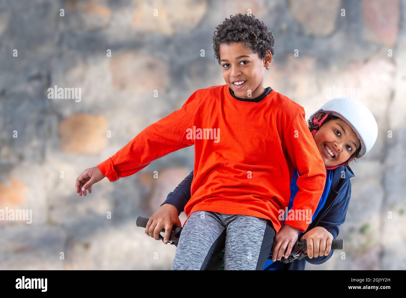 6 und 10 Jahre alte Mädchen auf dem Fahrrad. Stockfoto