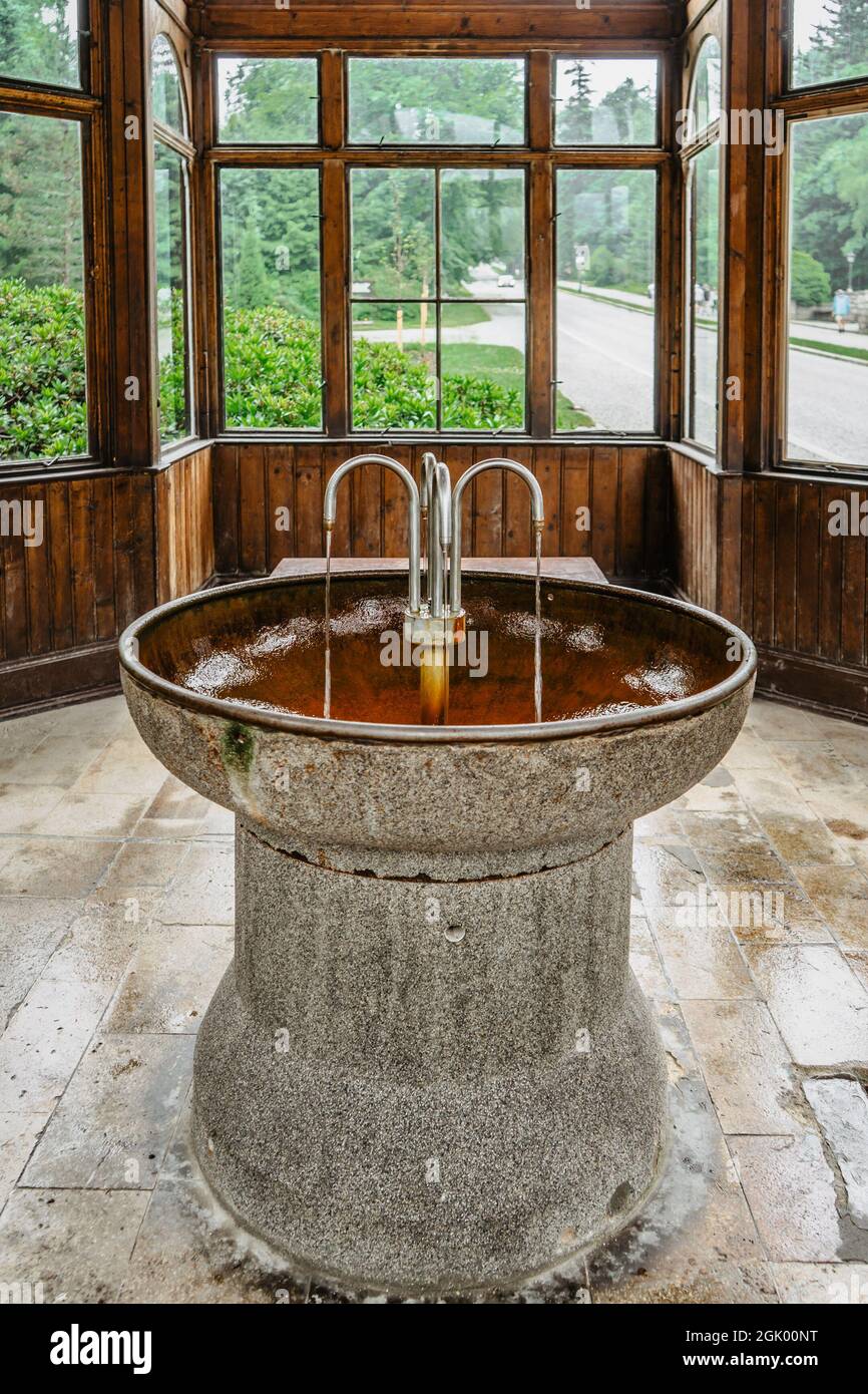 Trinkpavillon mit therapeutischem Mineralwasser aus der Heilquelle in Karlova Studanka, Tschechische Republik.gesundes reines Wasser in der berühmten Kurstadt.Natur Stockfoto