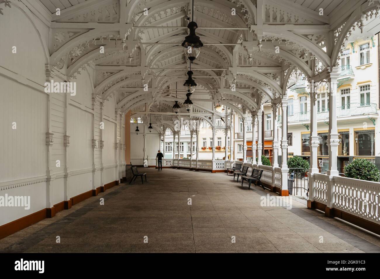 Marktkolonnade aus geschnitztem Holz, Trzni kolonada, mit drei Mineralquellen im historischen Zentrum von Karlovy Vary, Tschechische Republik. Säulenhalle Stockfoto