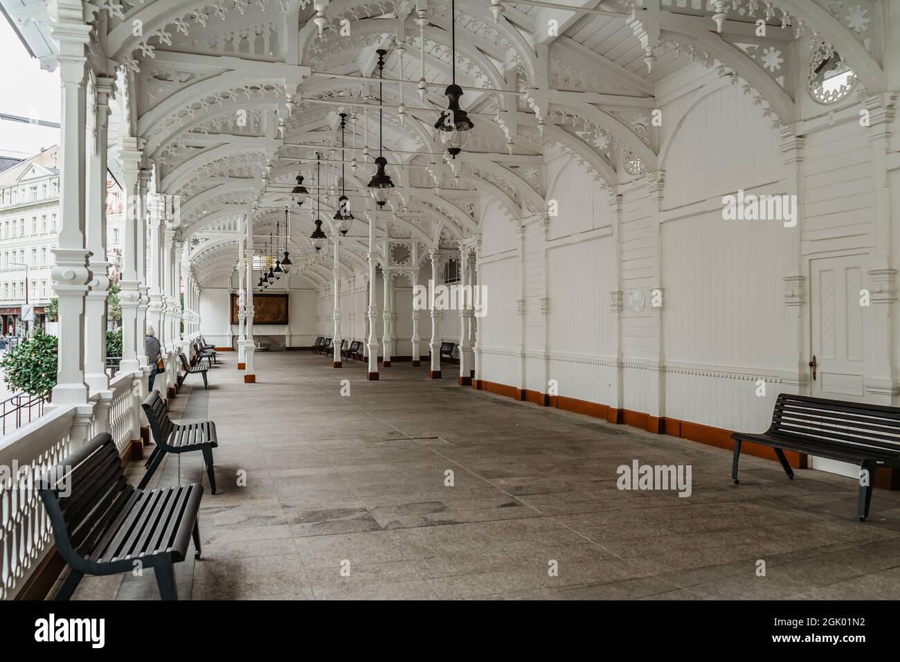 Marktkolonnade aus geschnitztem Holz, Trzni kolonada, mit drei Mineralquellen im historischen Zentrum von Karlovy Vary, Tschechische Republik. Säulenhalle Stockfoto