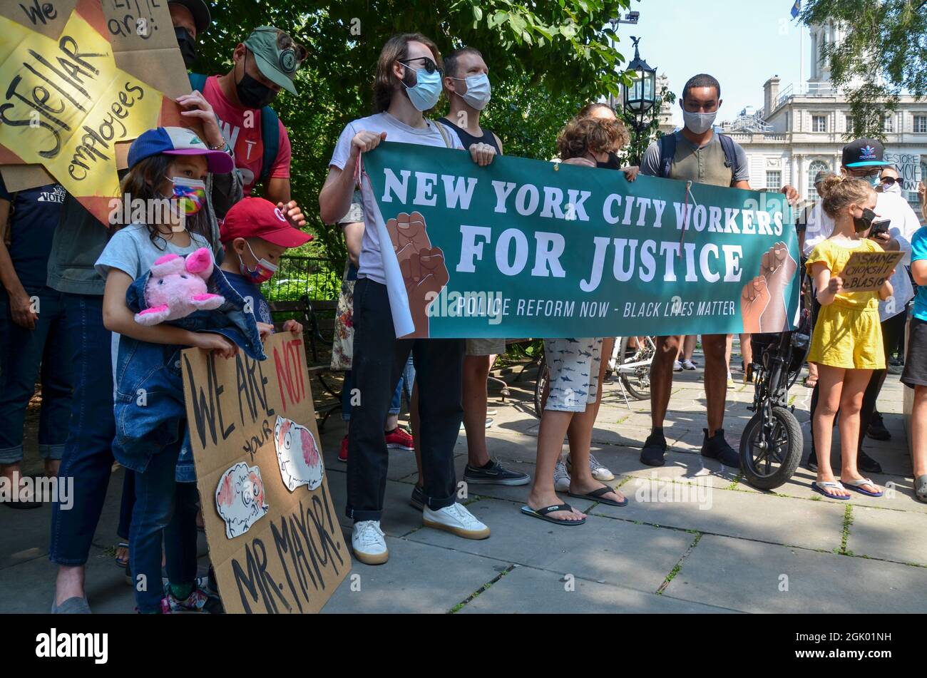 Besorgte Angestellte der Stadtverwaltung von NYC und Schüler versammelten sich im City Hall Park, um die Wiederherstellung von Fernarbeiten und Schulen für alle Schüler zu fordern. Stockfoto