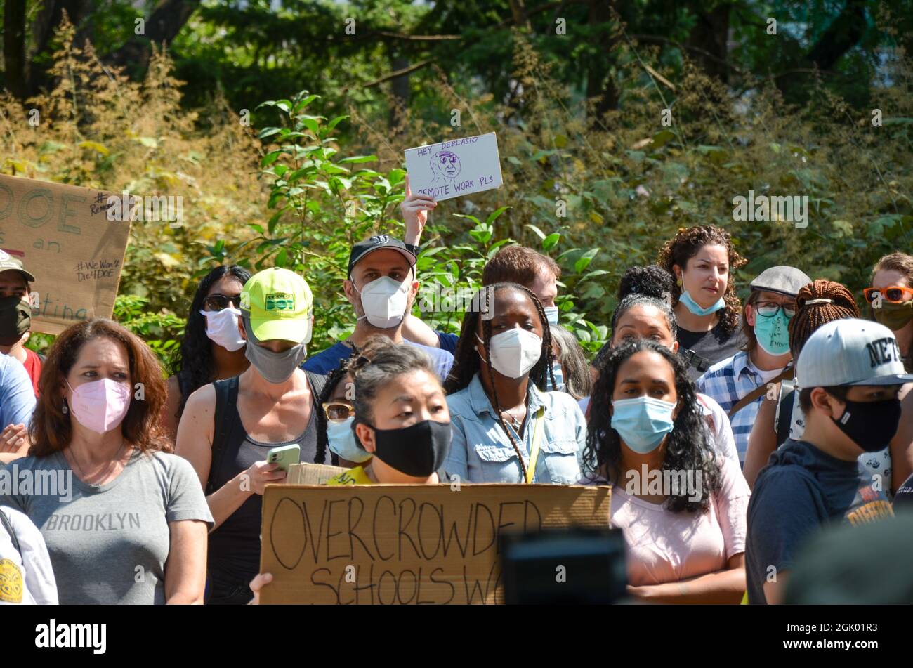 Besorgte Angestellte der Stadtverwaltung von NYC und Schüler versammelten sich im City Hall Park, um die Wiederherstellung von Fernarbeiten und Schulen für alle Schüler zu fordern. Stockfoto