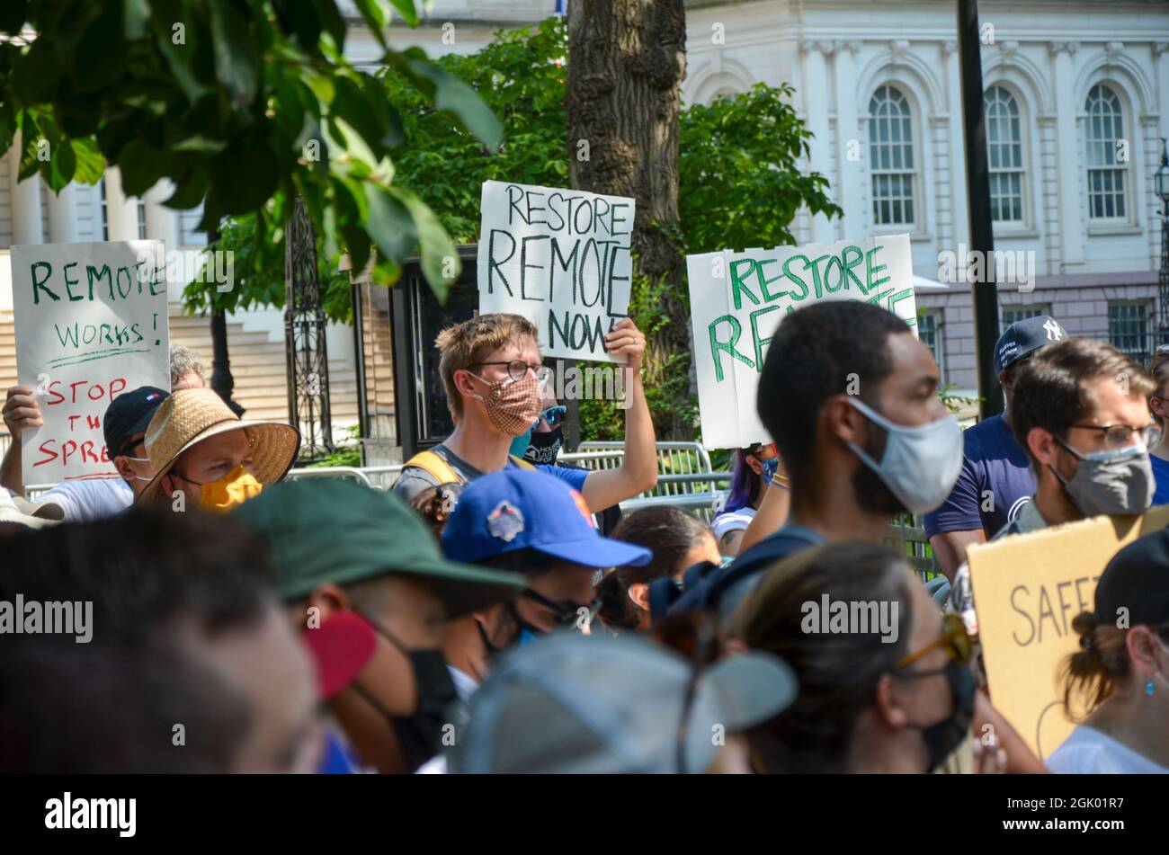 Besorgte Angestellte der Stadtverwaltung von NYC und Schüler versammelten sich im City Hall Park, um die Wiederherstellung von Fernarbeiten und Schulen für alle Schüler zu fordern. Stockfoto