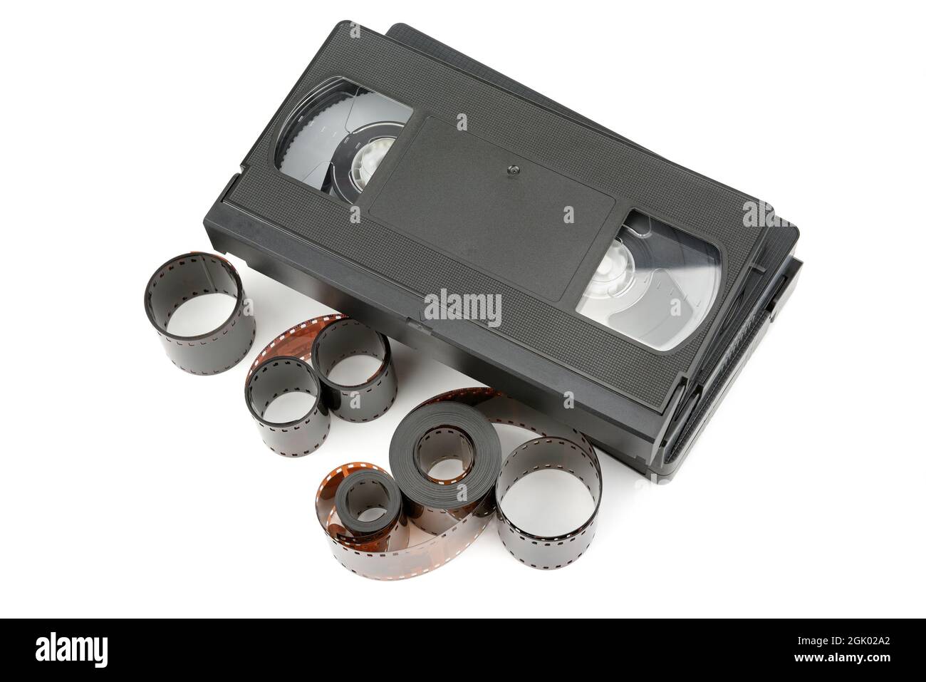 Eine Reihe von Videobändern und Fotofilmen auf weißem Hintergrund isoliert. Flach liegend, Draufsicht. Stockfoto