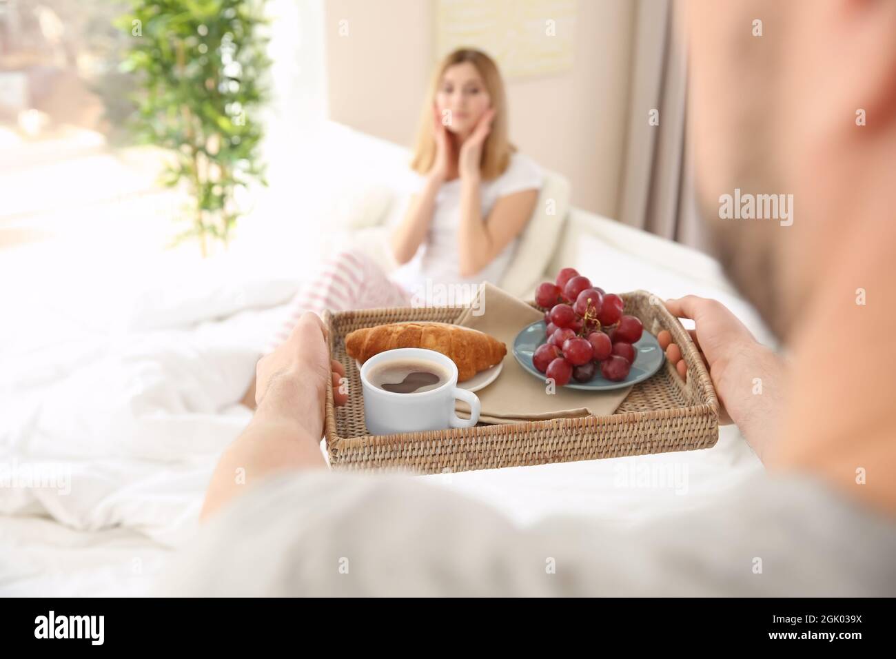 Mann, Tablett mit Frühstück ans Bett Stockfotografie - Alamy