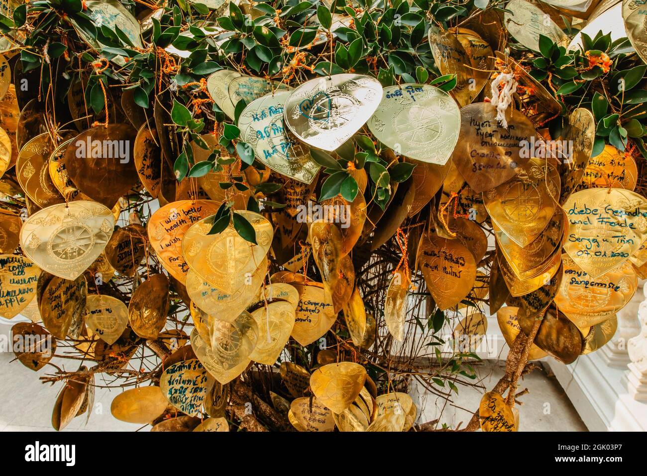 Bangkok, Thailand - Januar 16,2020. Wat Saket oder Golden Mount Alter buddhistischer Tempel mit goldenen Herzen und den Wünschen der Menschen Stockfoto