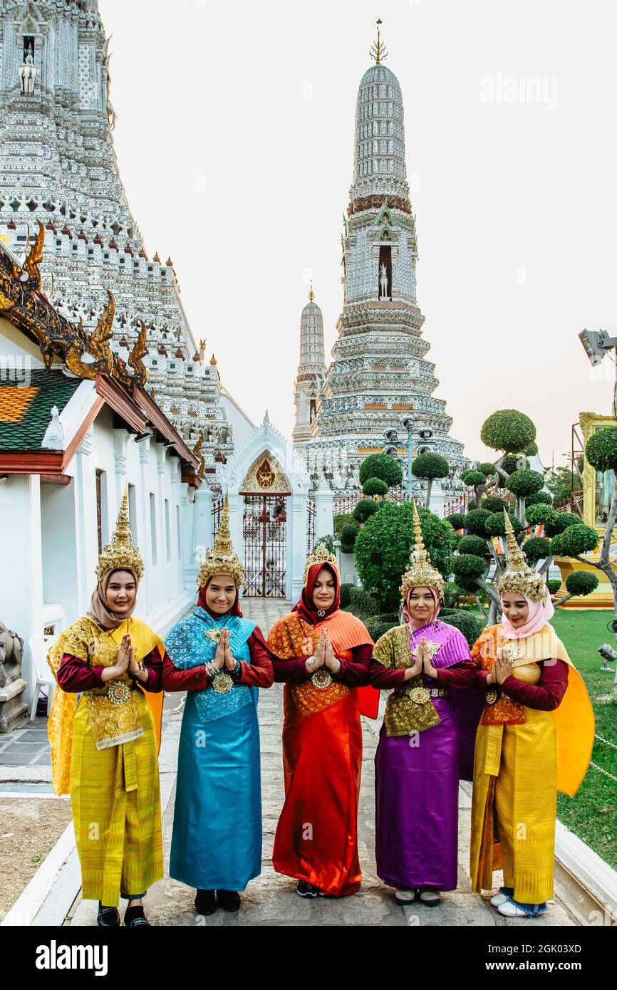 Bangkok, Thailand - Januar 16,2020. Schöne Thai Frauen in bunten traditionellen Kleid im buddhistischen Wat Arun Tempel.Kultur von Thailand, typische Costum Stockfoto