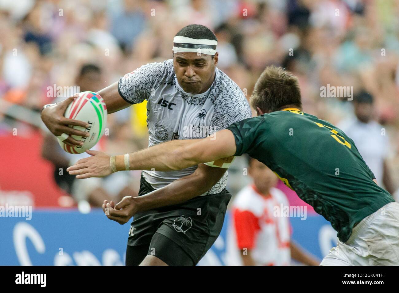SINGAPUR-APRIL 14: Fidschi-7s-Team (weiß spielt gegen südafrikanische 7s-Team (grün) während des Cup-Finalspiels von HSBC World Rugby Singapore Sevens am 14. April 2019 im Nationalstadion in Singapur Stockfoto