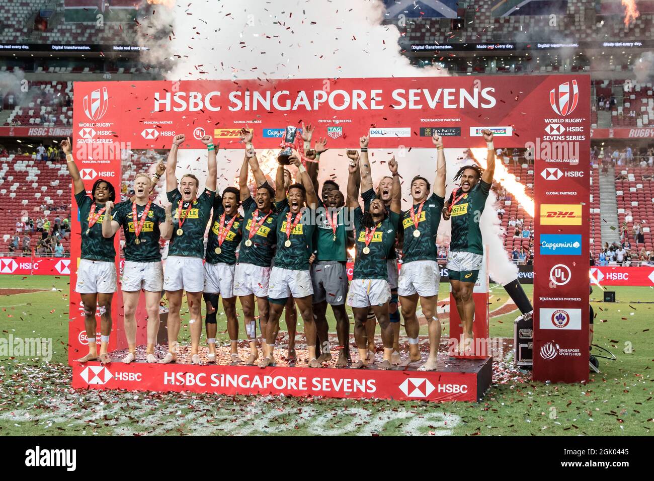 SINGAPUR-14. APRIL: Das Team der Südafrikanischen 7 feiert den Pokalfinalsieg am 2. Tag des HSBC World Rugby Singapore Sevens am 14. April 2019 im Nationalstadion in Singapur Stockfoto