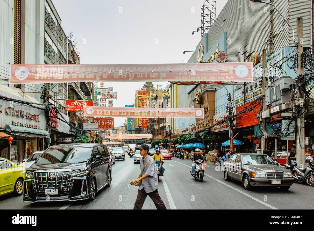 Bangkok, Thailand - 17,2020. Januar.geschäftige Straße in Chinatown.Morgenverkehr an der Yaowarat Road, Bewegung verschwimmen Menschen.Thai überfüllten Transport, Neon Stockfoto