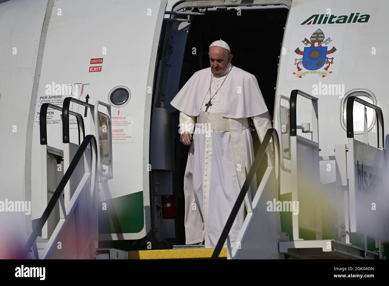 Bratislava, Slowakei. September 2021. Ein Flugzeug mit Papst Franziskus landete heute Nachmittag, am Sonntag, dem 12. September 2021, in Bratislava, wo slowakische Spitzenpolitiker, kirchliche Würdenträger, Vertreter von Institutionen und der Öffentlichkeit am Flughafen auftrafen, um Franziskus zu begrüßen, der bis Mittwoch in der Slowakei bleiben wird. Er kam aus Ungarn in die Slowakei, wo er den Abschlussgottesdienst auf dem Internationalen Eucharistischen Kongress feierte und heute mit lokalen Politikern zusammentraf. Kredit: Roman Vondrous/CTK Foto/Alamy Live Nachrichten Stockfoto