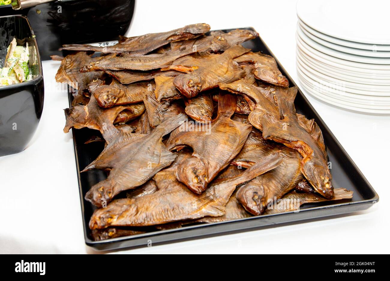 Die europäische Flunder (Platichthys flesus oder Baltische Flunder) rauchte Plattfischfleisch auf Tablett. Leckere saisonale Lebensmittel in Nordeuropa. Stockfoto