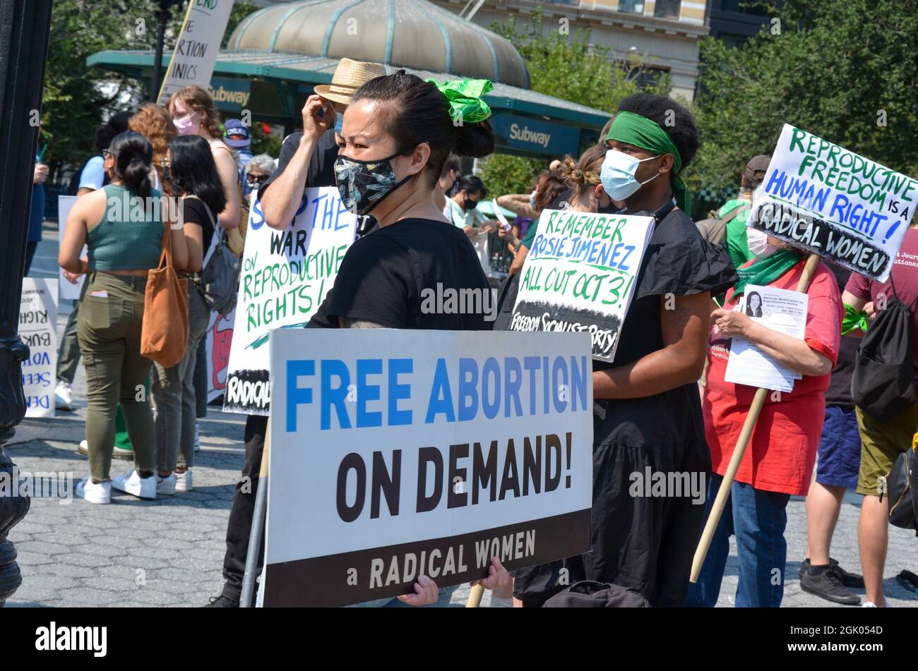 Während der „Free, Safe and Legal Abtreibung on Demand“-Kundgebung am 12. September 2021 auf dem Union Square, New York City, werden Demonstranten mit Transparenten beobachtet. Stockfoto