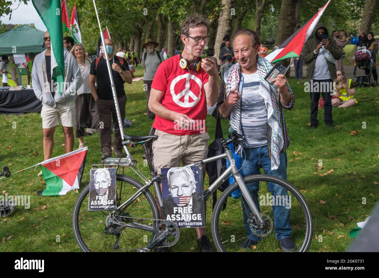 London, Großbritannien. September 2021. Eine Kundgebung in East Ham ruft dazu auf, die weltweit größte Waffenmesse, Defense and Security Equipment International (DSEI), zu beenden und die Waffenlieferungen an Israel zu stoppen. Der israelische Staat, ein repressives Regime, das eine militärische Apartheid-Kontrolle über Palästinenser verbietet, ist in der DSEI prominent und israelische Unternehmen fördern ihre Waffen als Kampf gegen Palästinenser in Gaza. Peter Marshall/Alamy Live News Stockfoto