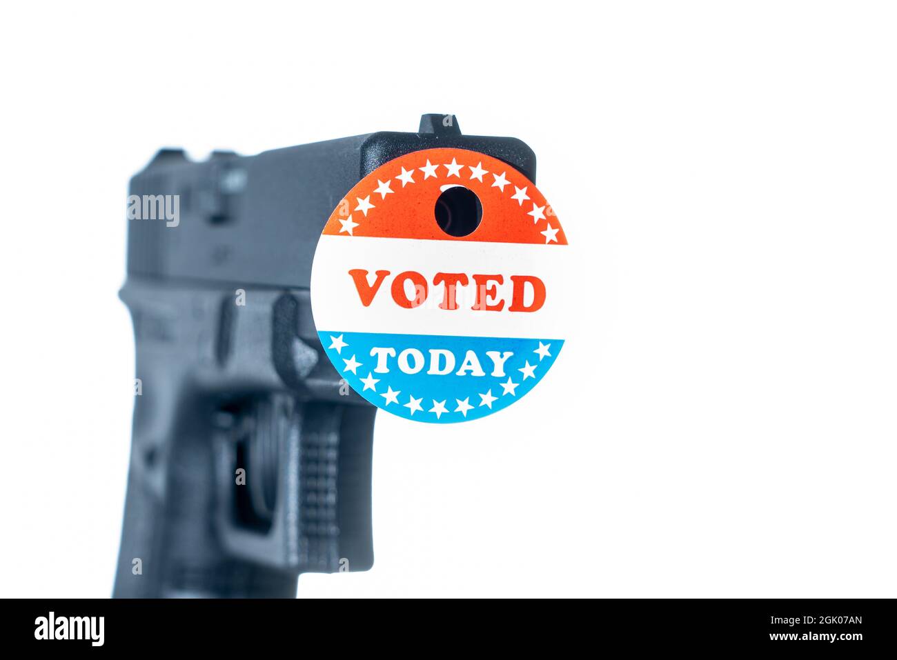 Konzept für Gewalt bei Wahlen mit Handfeuerwaffen verziert mit Sticker mit Loch, das durch abgefeuerte Kugel gemacht wurde Stockfoto