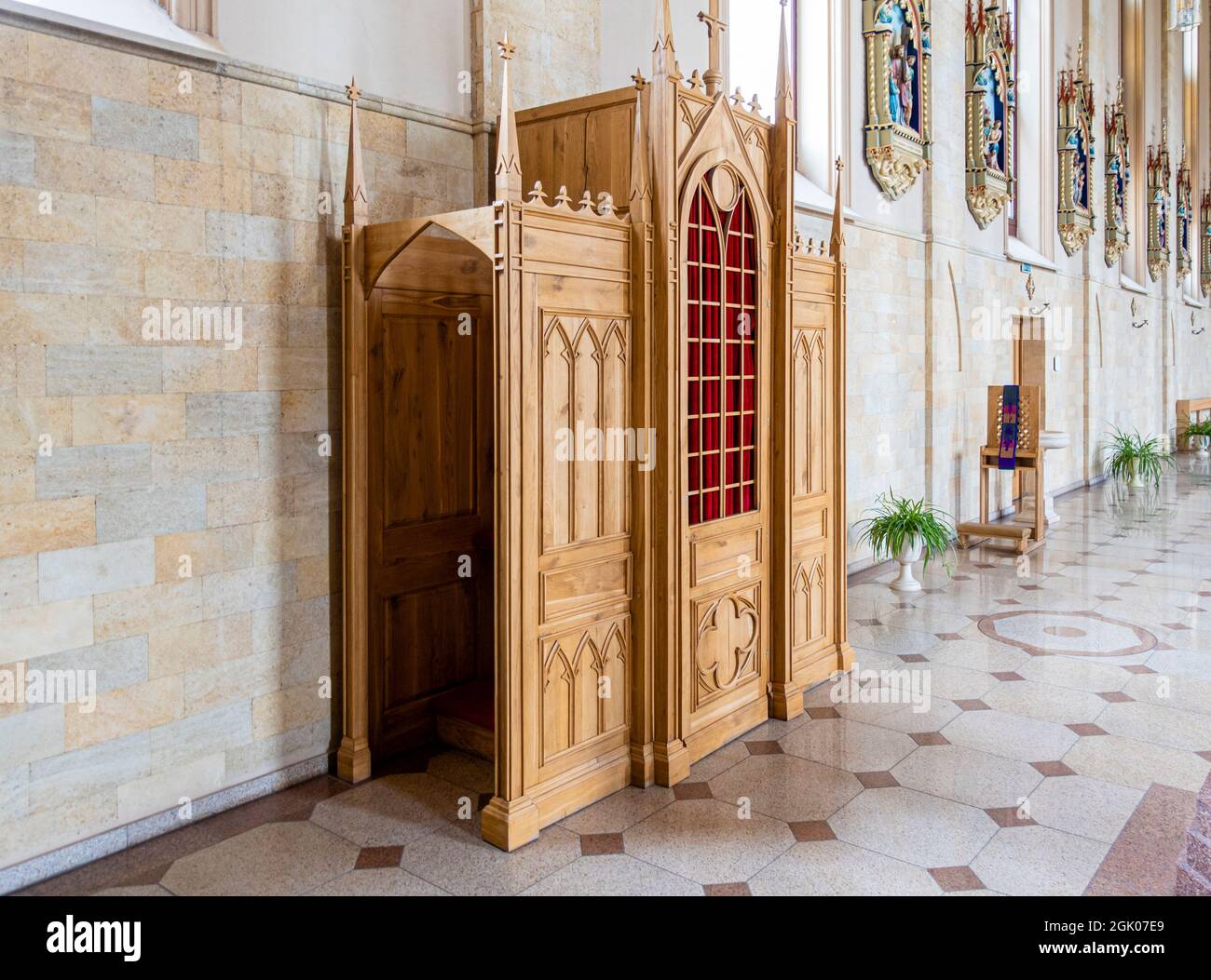 Beichtstand in der römisch-katholischen Kathedrale unserer Lieben Frau von Fatima, Karaganda, Kasachstan, Zentralasien Stockfoto