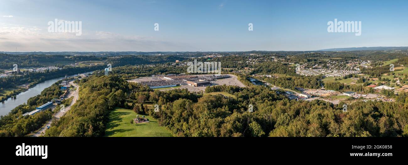 Panorama-Luftaufnahme von Morgantown in West Virginia von Dorseys Knob in Richtung Innenstadt. Die fast verlassene Morgantown Mall im Vordergrund Stockfoto