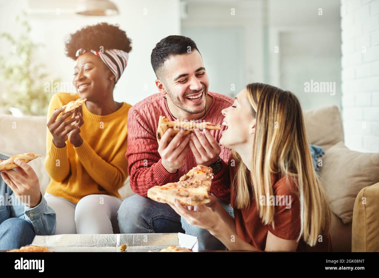 Party Pizza junge Leute Freunde Spaß haben Stockfoto