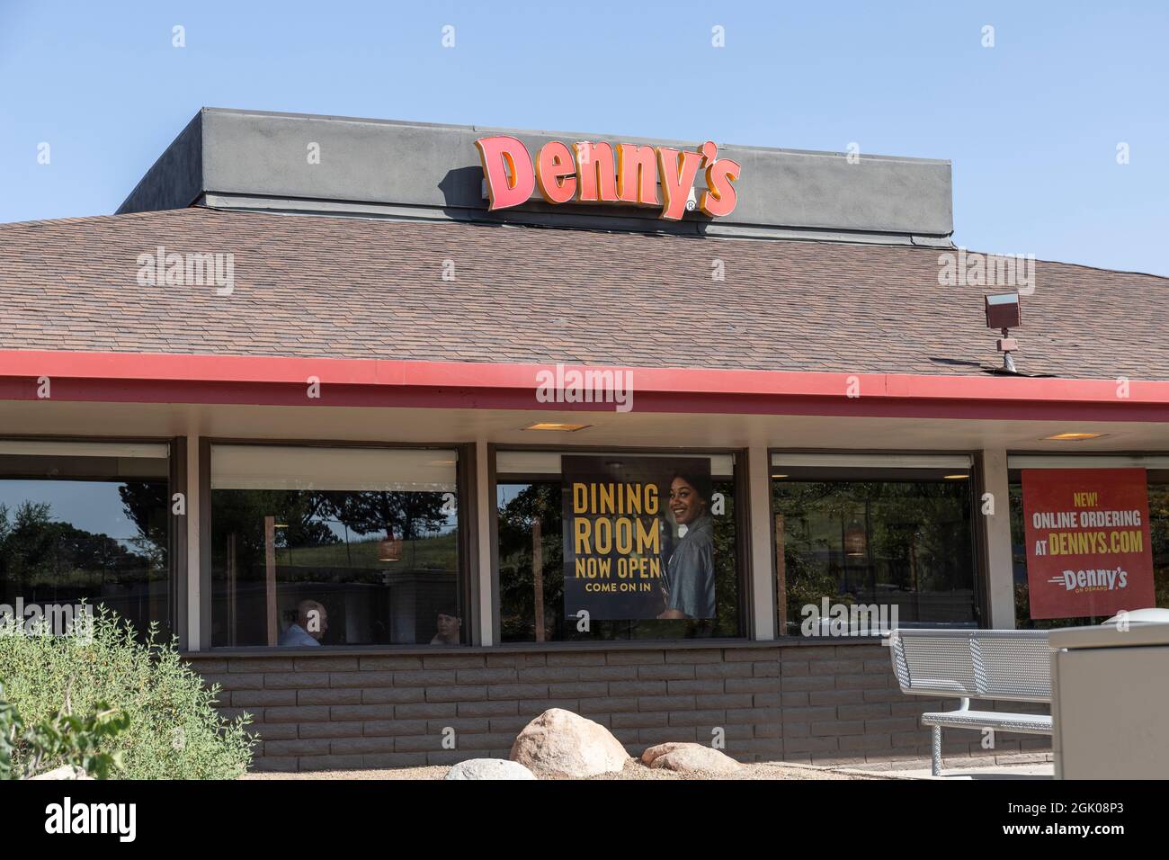 Prescott - ca. September 2021: Denny's Fast Casual Restaurant und Diner. Dennys ist seit Generationen ein beliebter Nachtschicht. Stockfoto