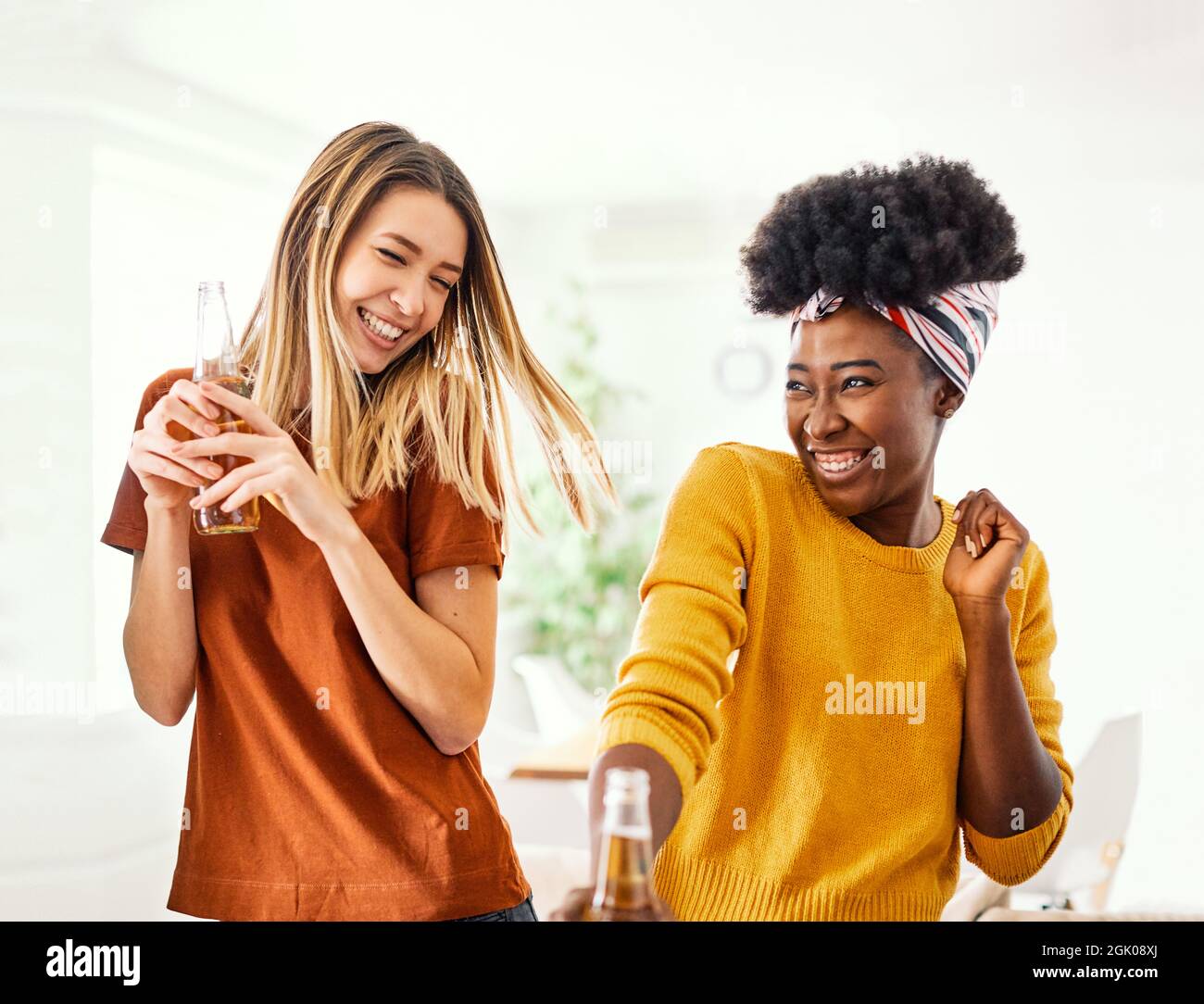 Mädchen Party tanzen trinken Bier Flasche Spaß Freund Pflege kostenlos Stockfoto