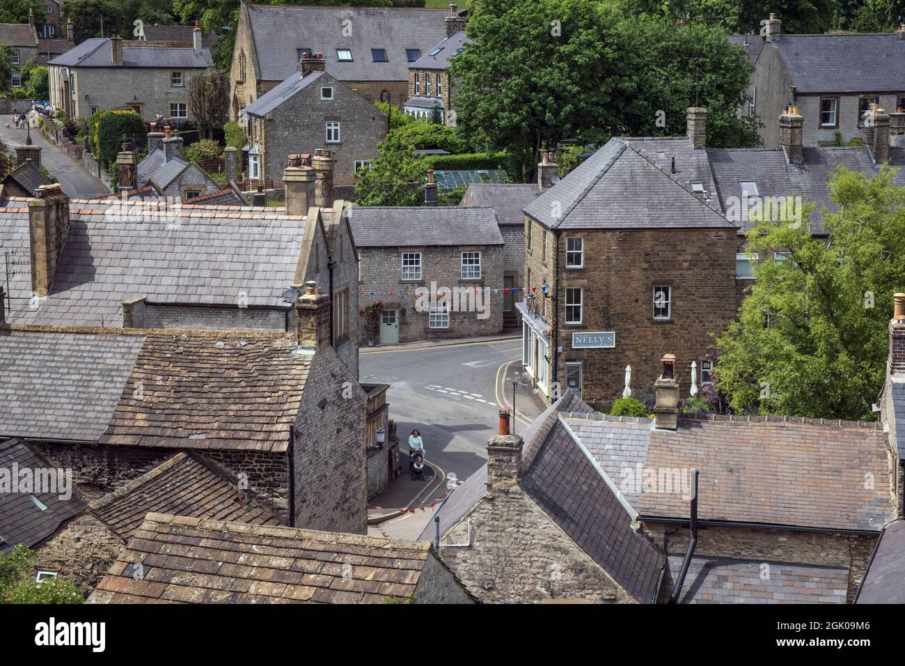 Blick auf den Bank Square im Dorf Tideswell, Derbyshire, im Peak District Stockfoto