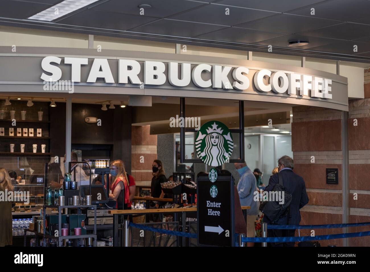 Phoenix - ca. September 2021: Starbucks Walk Up Coffee Store. Jedes Jahr feiert Starbucks den Herbst mit Pumpkin Spice Lattes. Stockfoto