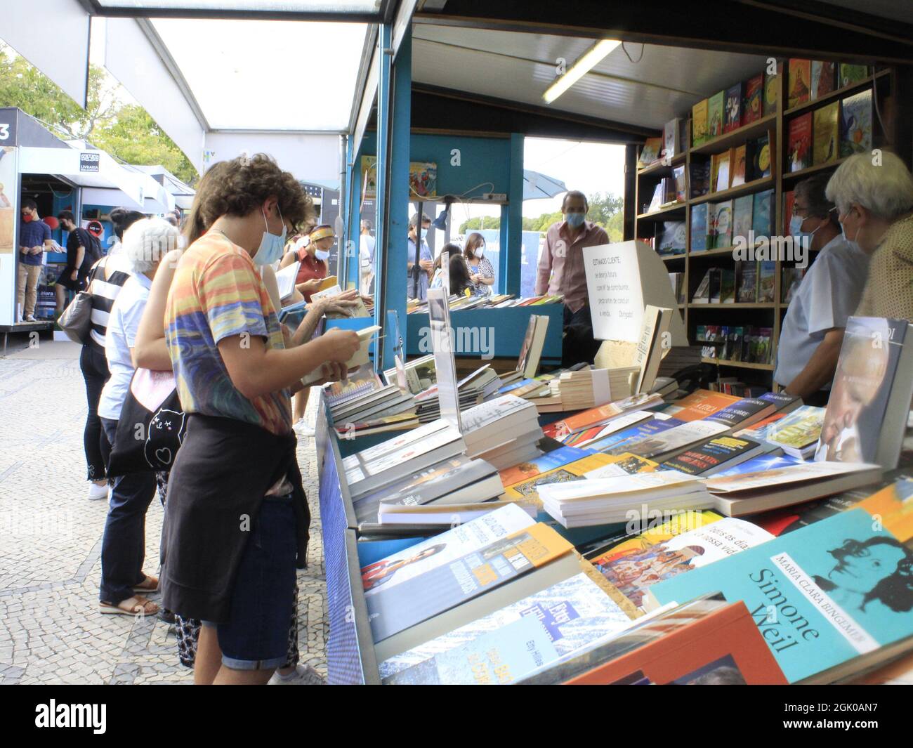 Lissabon, Portugal. September 2021. (INT) Letzter Tag der Buchmesse in Lissabon, in Portugal. 12. September 2021, Lissabon, Portugal: Intensive Bewegung bei der 91. Ausgabe der Lissabon Buchmesse, die am Sonntag, 12. September 2021, im Park Eduardo VII in Portugal stattfand, Am letzten Tag der Veranstaltung. (Bild: © Edson De Souza/TheNEWS2 über ZUMA Press Wire) Stockfoto