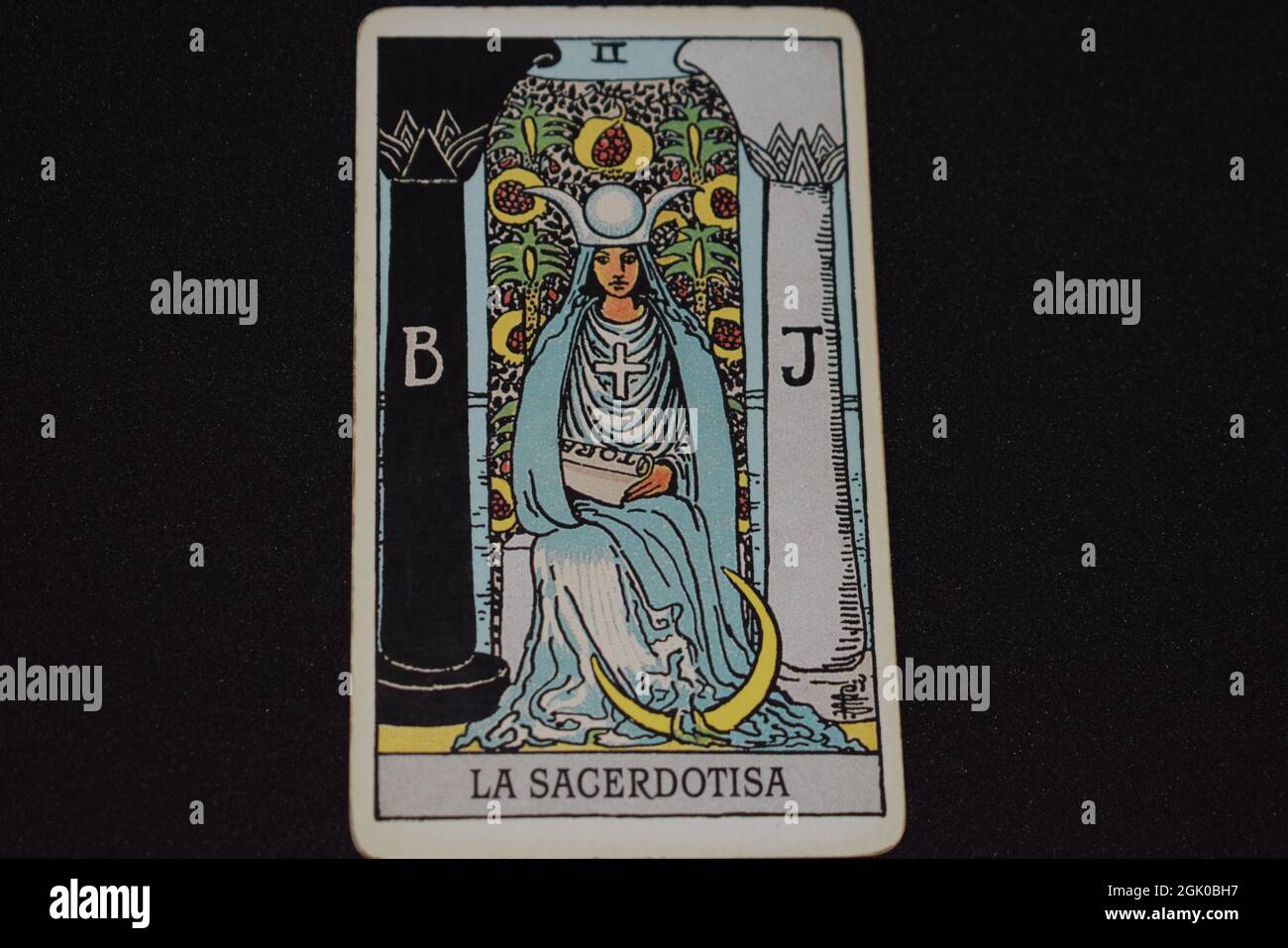 Der Buchstabe der Tarot-Nummer 2 stellt die Priesterin der Tarot-Karten des Major Arcana auf schwarzem Hintergrund dar. Stockfoto