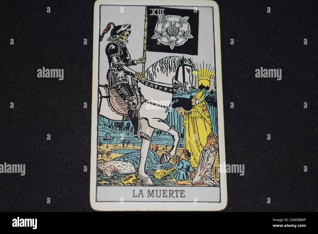 Tarot-Kartennummer 13 steht für den Tod in großen Arcana-Tarot-Karten auf schwarzem Hintergrund. Stockfoto