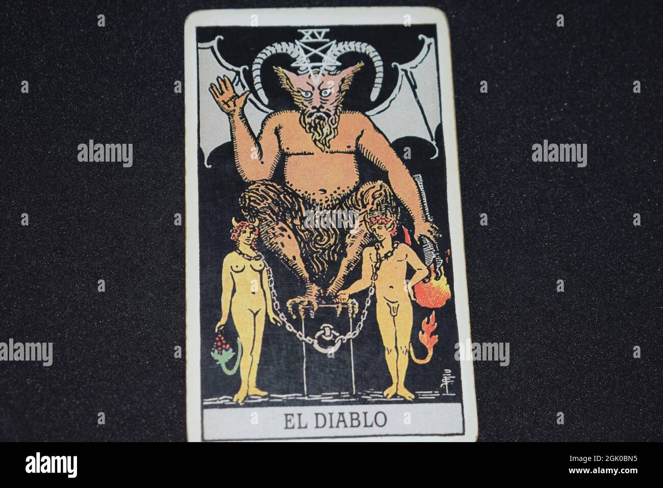 Tarot-Kartennummer 15 stellt den TEUFEL auf den Tarot-Karten der großen Arcana auf schwarzem Hintergrund dar. Stockfoto