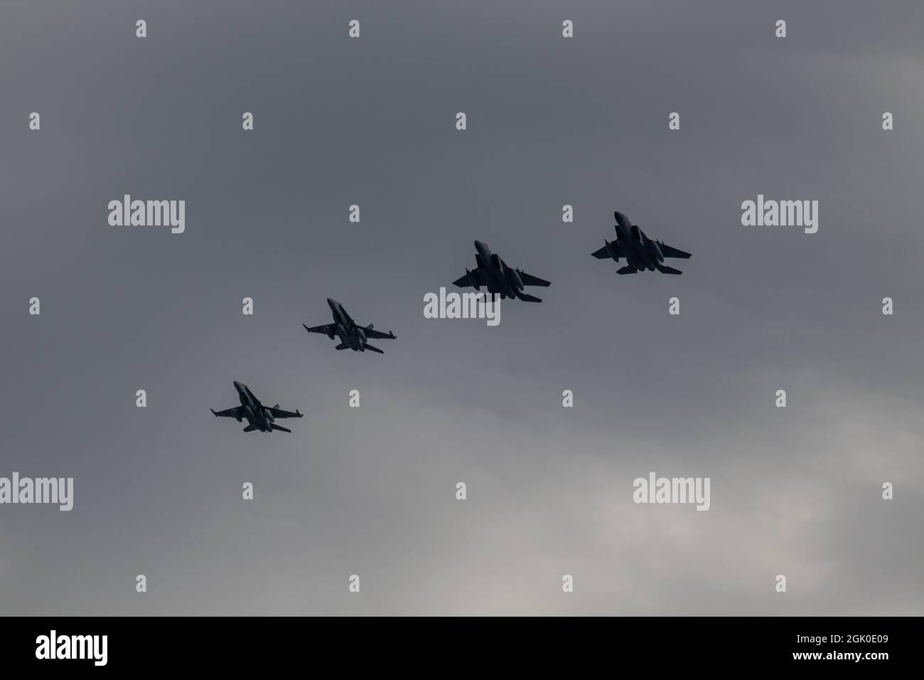 Montreal, Quebec, Kanada - 05 26 2021: NORAD-Übung in Montreal. Die USAF und RCAF üben gemeinsam im Stadtgebiet von Montreal. 2 F18 und 2 F15 flyi Stockfoto