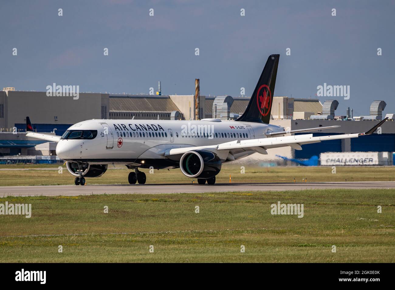 Montreal, Quebec, Kanada - 07 06 2021: Air Canada Airbus A220 landet in Montreal. Registrierung C-GJYC. Stockfoto