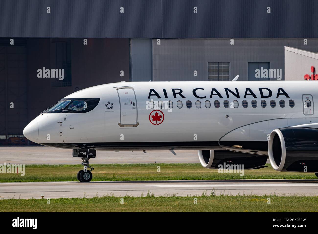 Montreal, Quebec, Kanada - 07 06 2021: Air Canada Airbus A220 landet in Montreal. Registrierung C-GJYC. Stockfoto