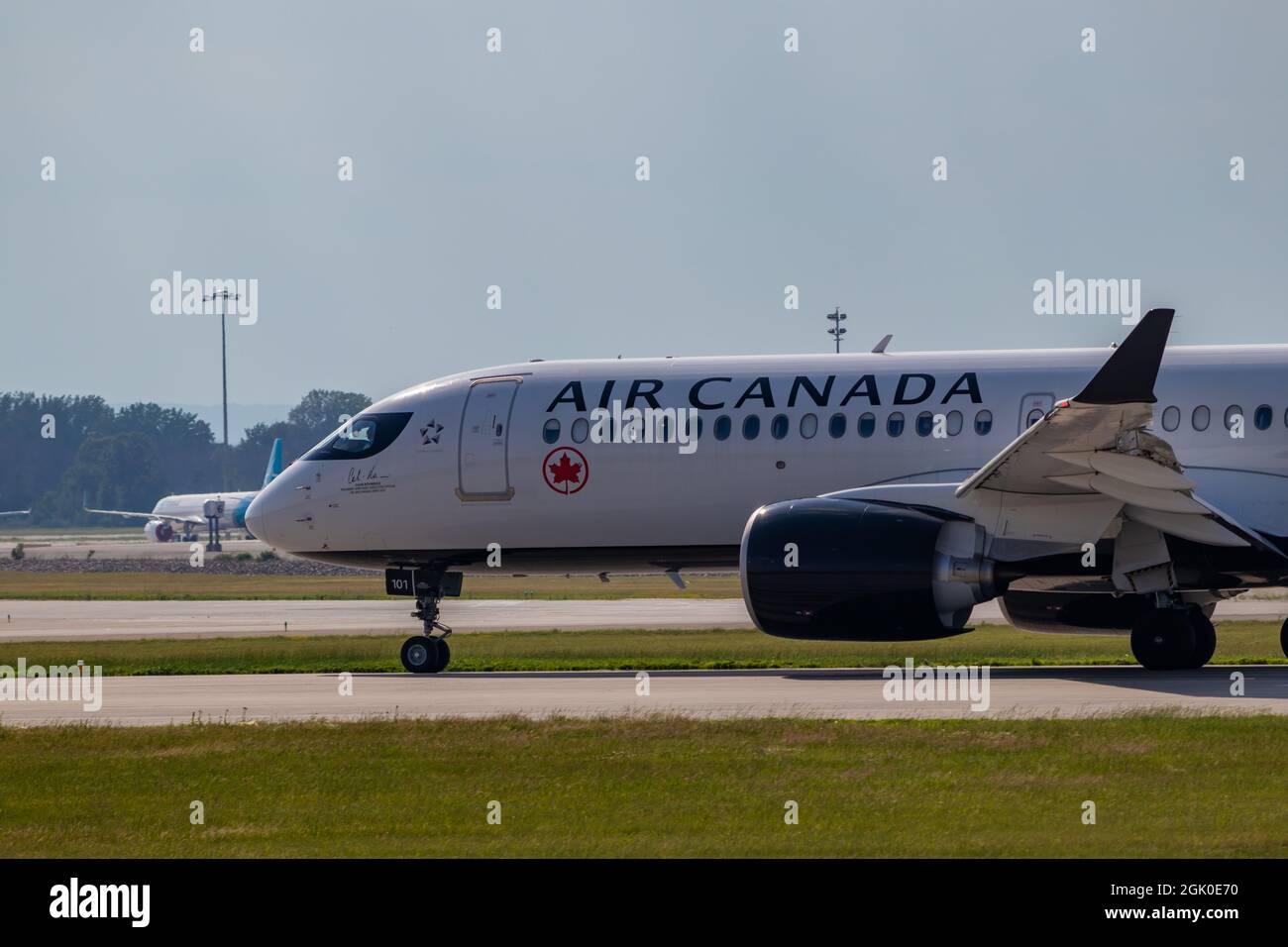 Montreal, Quebec, Kanada - 07 06 2021: Die erste Landung der Air Canada A220 in Montreal. Registrierung C-GROV. Stockfoto