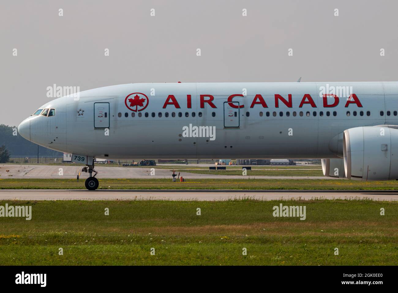 Montreal, Quebec, Kanada - 07 06 2021: Air Canada boeing B777-300 rollt nach der Landung in Montreal. Stockfoto