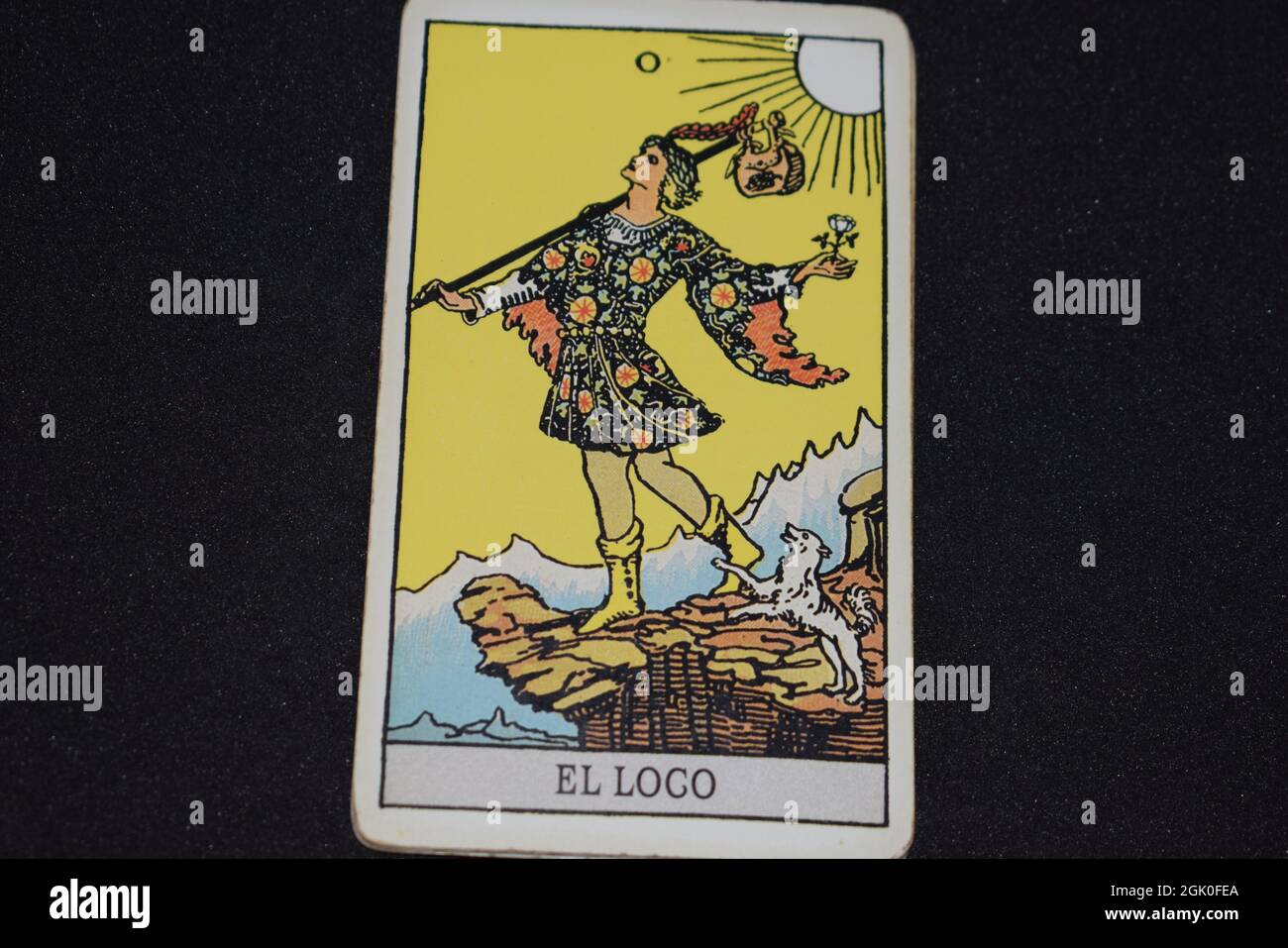 Tarot-Kartennummer 0 steht für DEN NARREN in den Tarot-Karten der großen Arcana auf schwarzem Hintergrund. Stockfoto