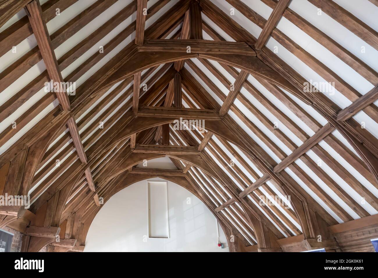 Das Dach mit dem getragenten Hammerbalken zur Großen Halle des Thoresby College, King's Lynn. Norfolk. Details in der Beschreibung. Stockfoto