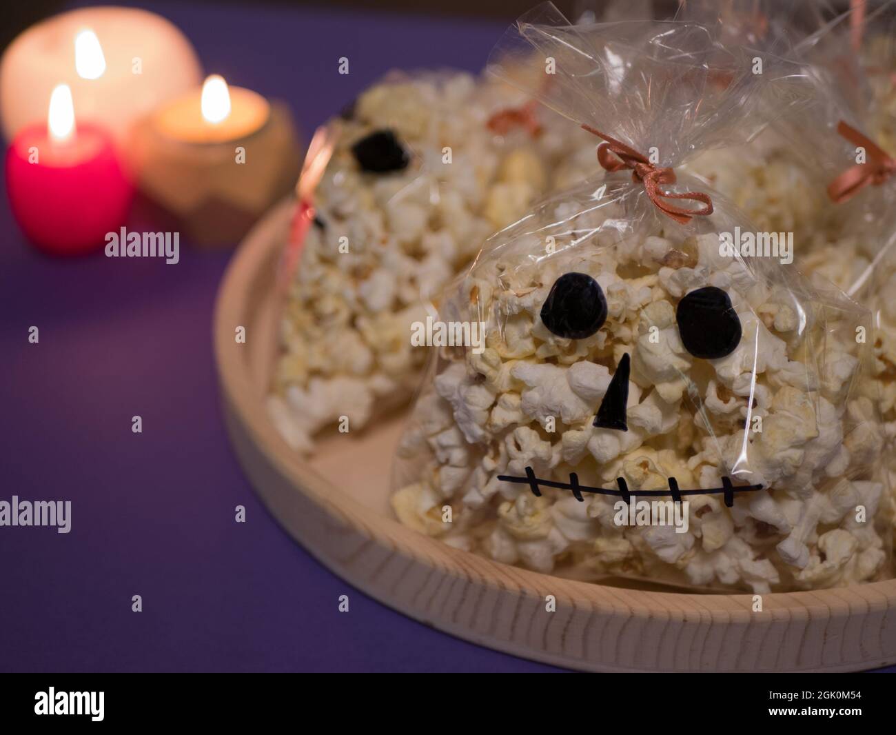 Popcorn in Form eines gruseligen Totenschädels für die Halloween Party. Leckereien für die Party Stockfoto