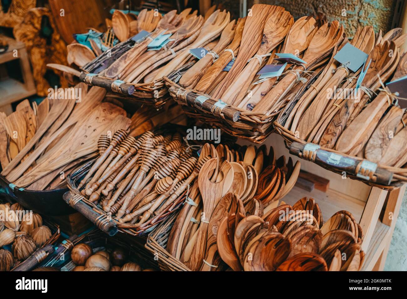 Produkte aus Olivenbaum, Souvenirs aus Holz auf der griechischen Insel  Korfu zu verkaufen. Lokaler Markt mit handwerklichem Kchenzubehr -  Schneidebrett, Lffel Stockfotografie - Alamy