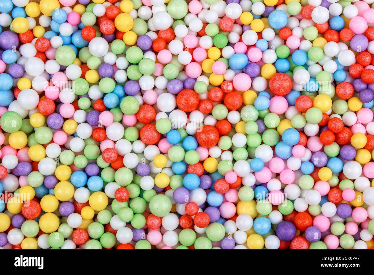 Bunte Schaumstoffbälle Hintergrund. Abstrakt helle Farben Hintergrund. Farben für den Urlaub. Designelemente. Flach liegend. Speicherplatz kopieren. Stockfoto