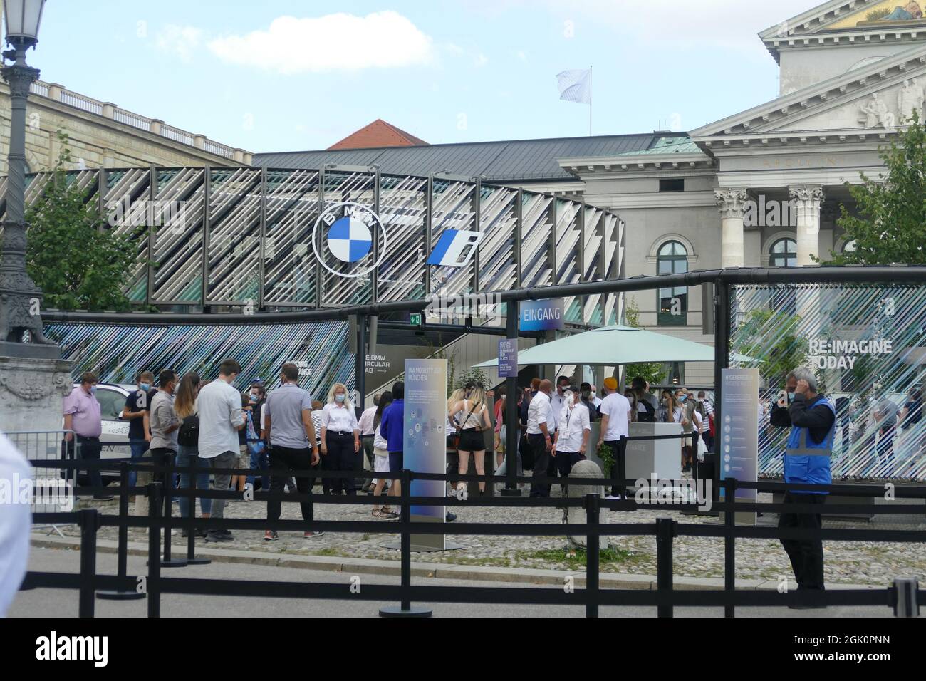 Besucher warten auf BMW Messestand, IAA, Stockfoto
